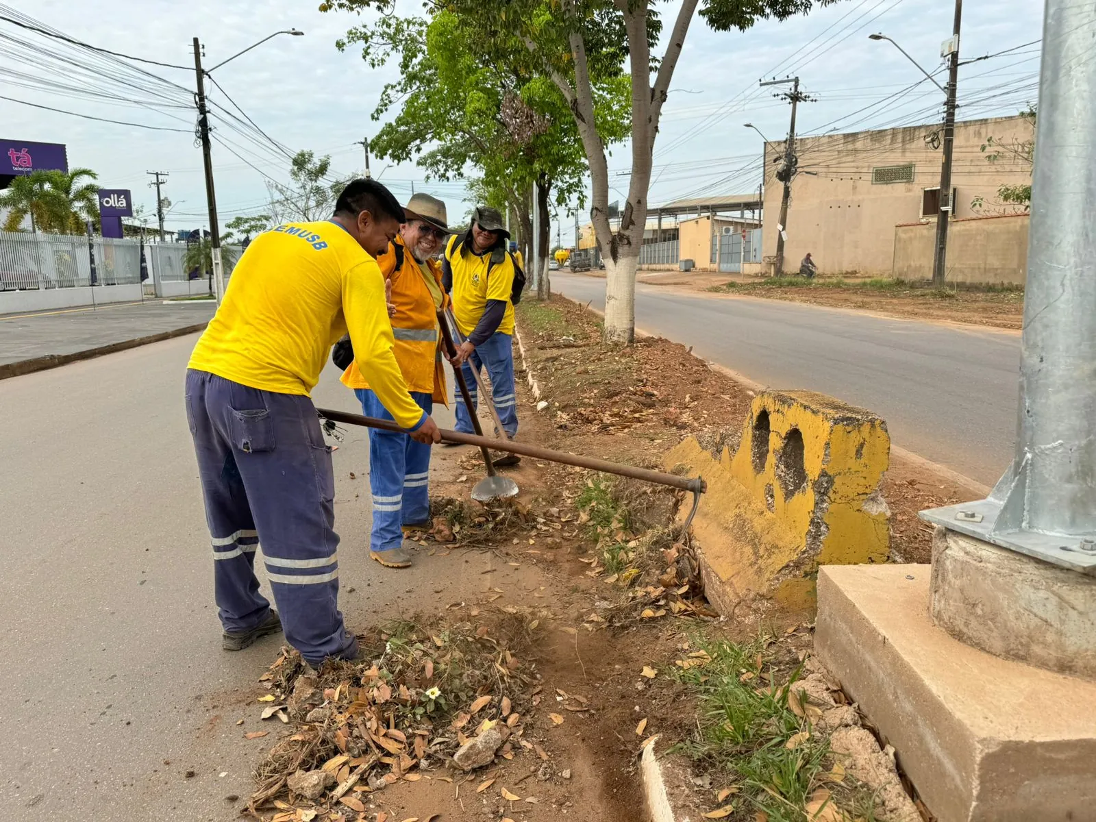 CIDADE LIMPA - Ações de limpeza são realizadas na avenida Guaporé para evitar alagações

